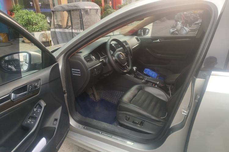 Used Volkswagen Sagitar 2017 230TSI Automatic Luxury Edition Driver Seat
