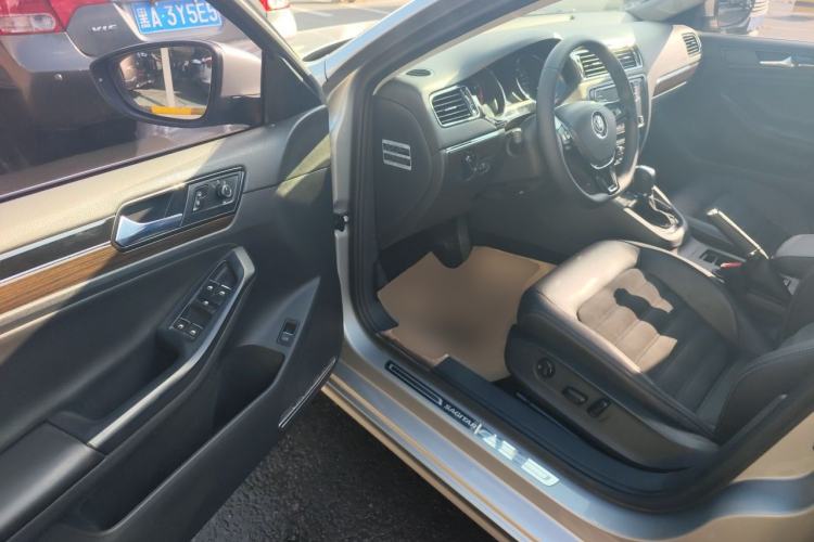 Used Volkswagen Sagitar 2017 230TSI Automatic Luxury Edition Driver Seat