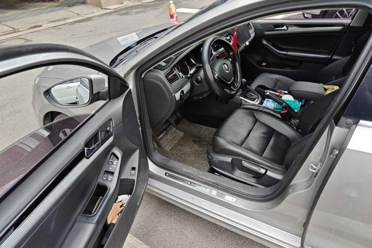 Used Volkswagen Sagitar 2017 230TSI Automatic Comfort Version Driver Seat