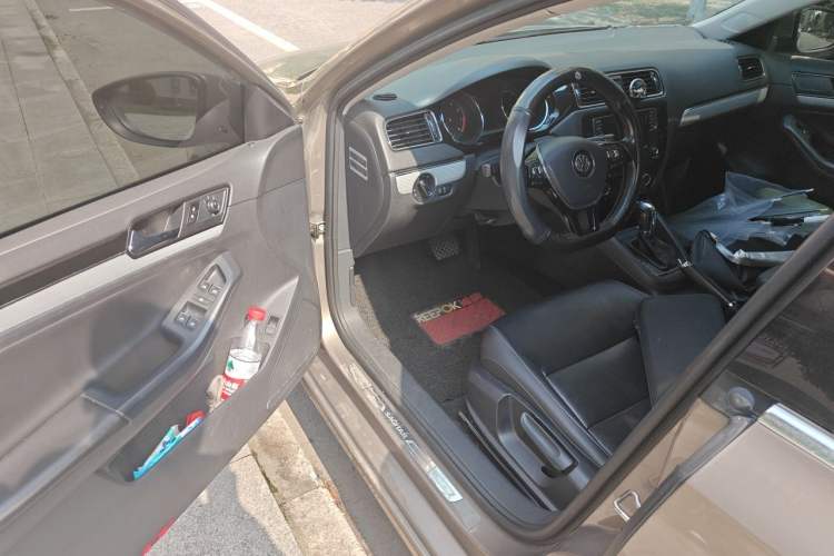 Used Volkswagen Sagitar 2017 230TSI Automatic Comfort Version Driver Seat