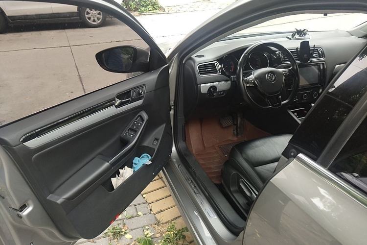 Used Volkswagen Sagitar 2017 230TSI Automatic Comfort Version Driver Seat