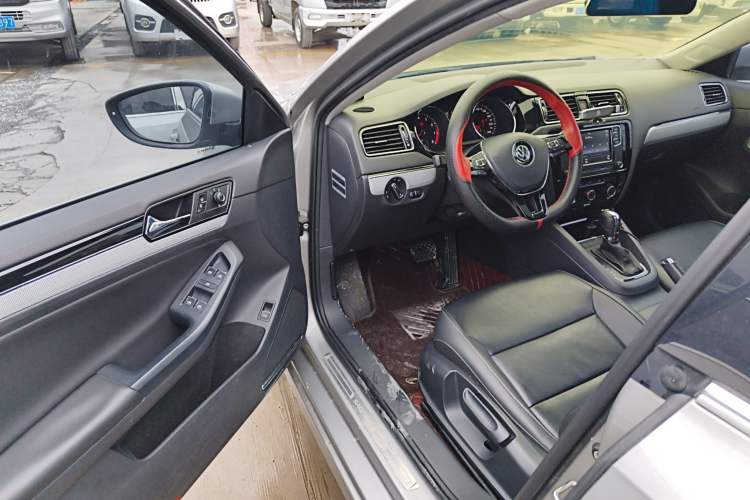 Used Volkswagen Sagitar 2017 230TSI Automatic Comfort Version Driver Seat