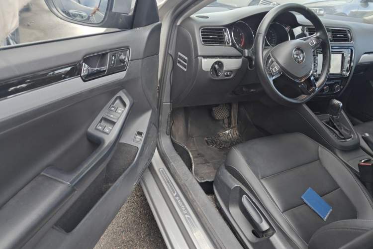 Used Volkswagen Sagitar 2017 230TSI Automatic Comfort Version Driver Seat