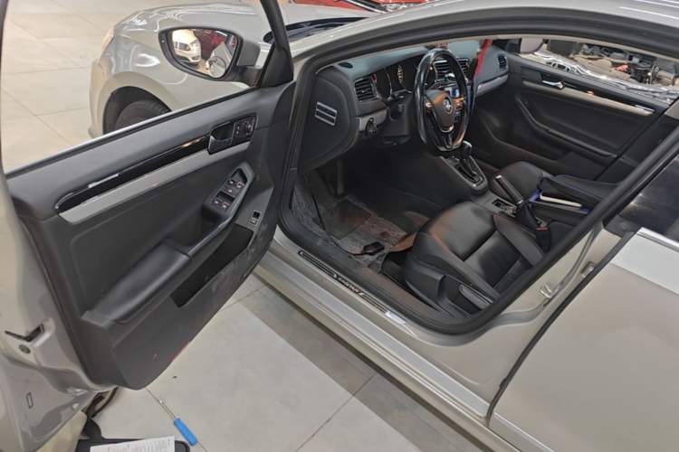 Used Volkswagen Sagitar 2017 230TSI Automatic Comfort Version Driver Seat
