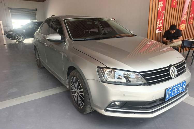 Used Volkswagen Sagitar 2017 230TSI Automatic Luxury Edition Front Right 45 Deg