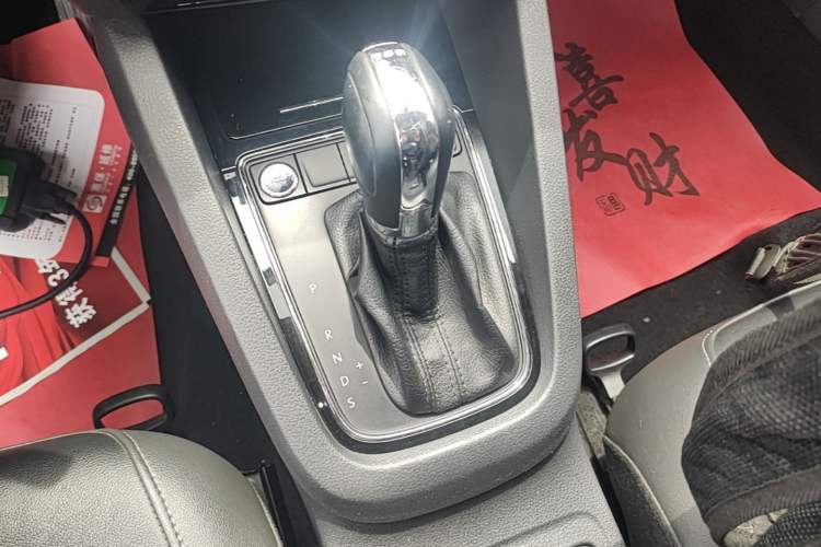 Used Volkswagen Sagitar 2017 230TSI Automatic Comfort Version Gear Lever