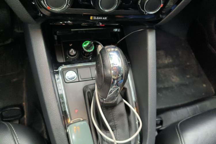 Used Volkswagen Sagitar 2017 230TSI Automatic Comfort Version Gear Lever