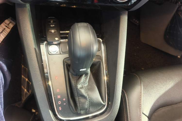 Used Volkswagen Sagitar 2017 230TSI Automatic Luxury Edition Gear Lever