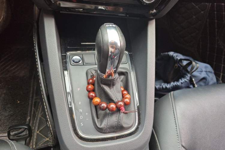 Used Volkswagen Sagitar 2017 230TSI Automatic Comfort Version Gear Lever