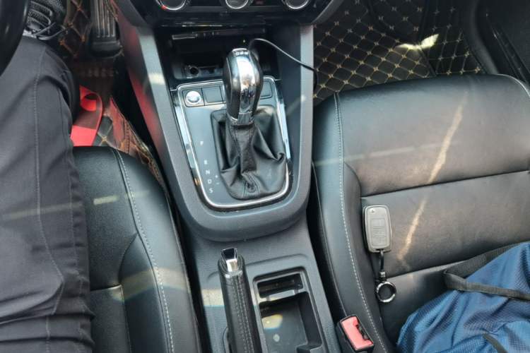 Used Volkswagen Sagitar 2017 230TSI Automatic Comfort Version Gear Lever