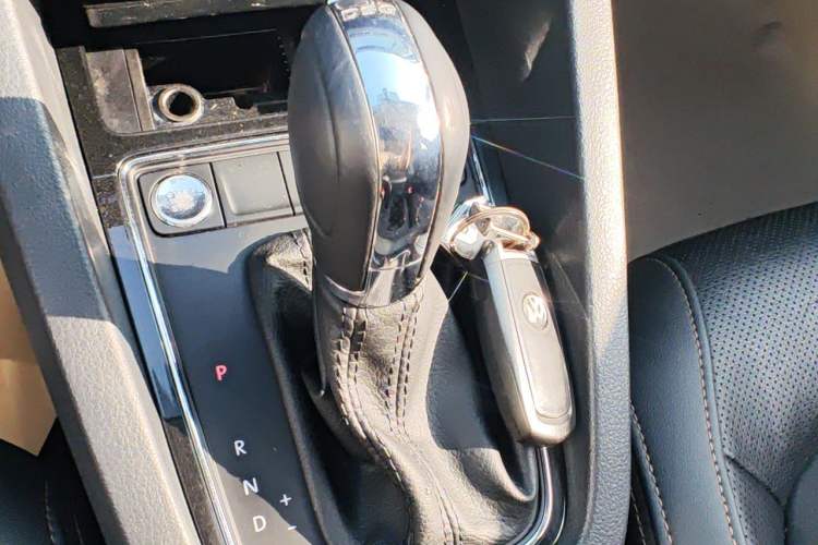 Used Volkswagen Sagitar 2017 230TSI Automatic Luxury Edition Gear Lever
