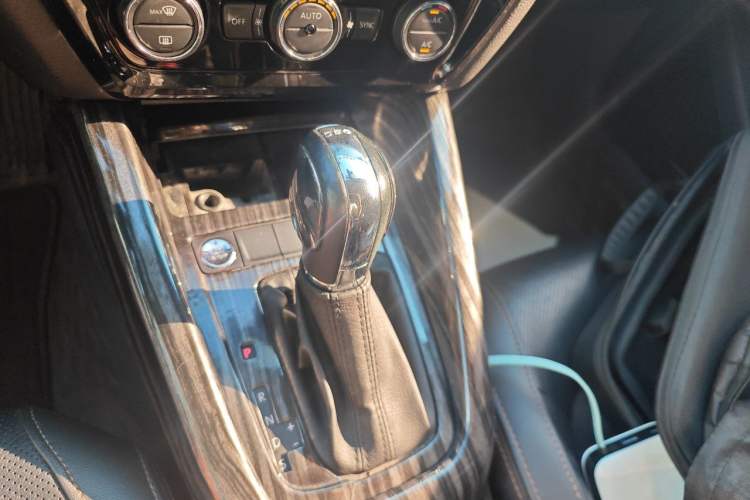 Used Volkswagen Sagitar 2017 230TSI Automatic Luxury Edition Gear Lever