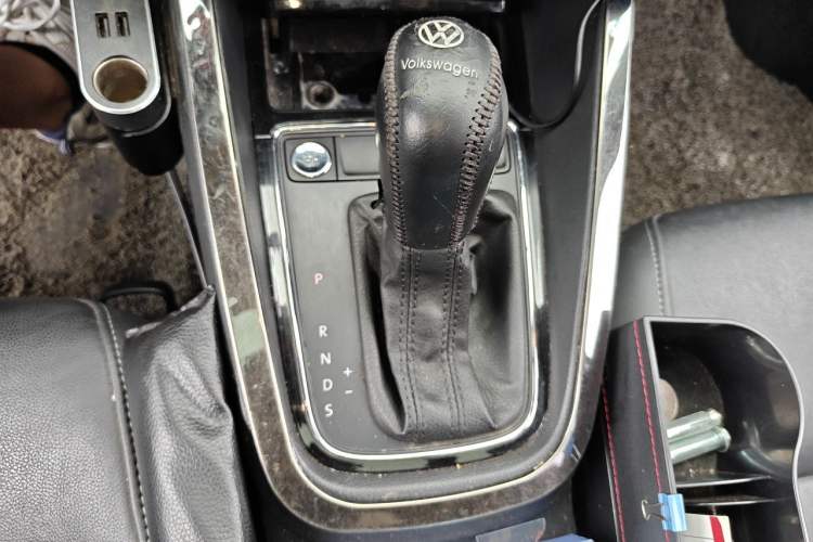 Used Volkswagen Sagitar 2017 230TSI Automatic Comfort Version Gear Lever