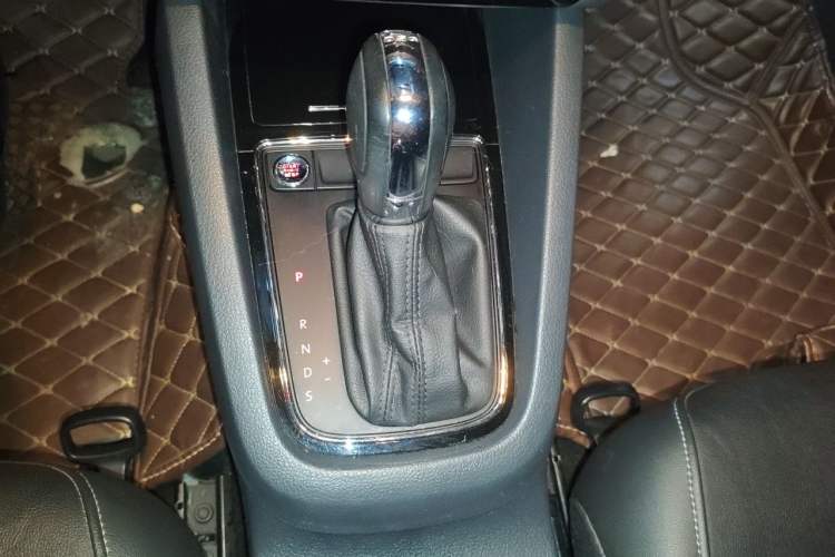 Used Volkswagen Sagitar 2017 230TSI Automatic Comfort Version Gear Lever