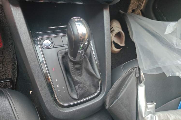 Used Volkswagen Sagitar 2017 230TSI Automatic Comfort Version Gear Lever