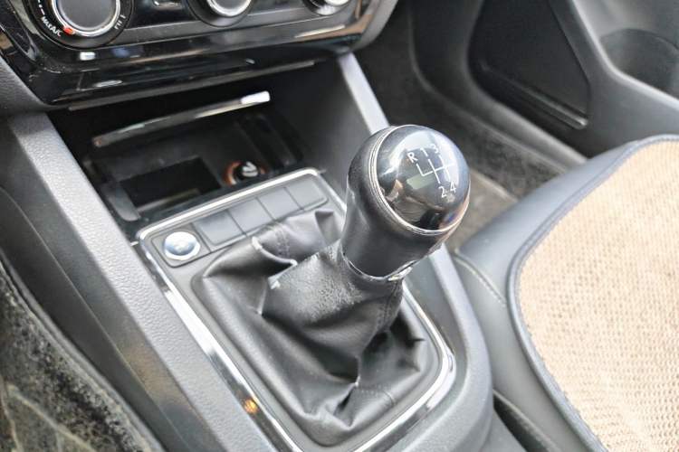 Used Volkswagen Sagitar 2017 1.6L Manual Comfort Model Gear Lever