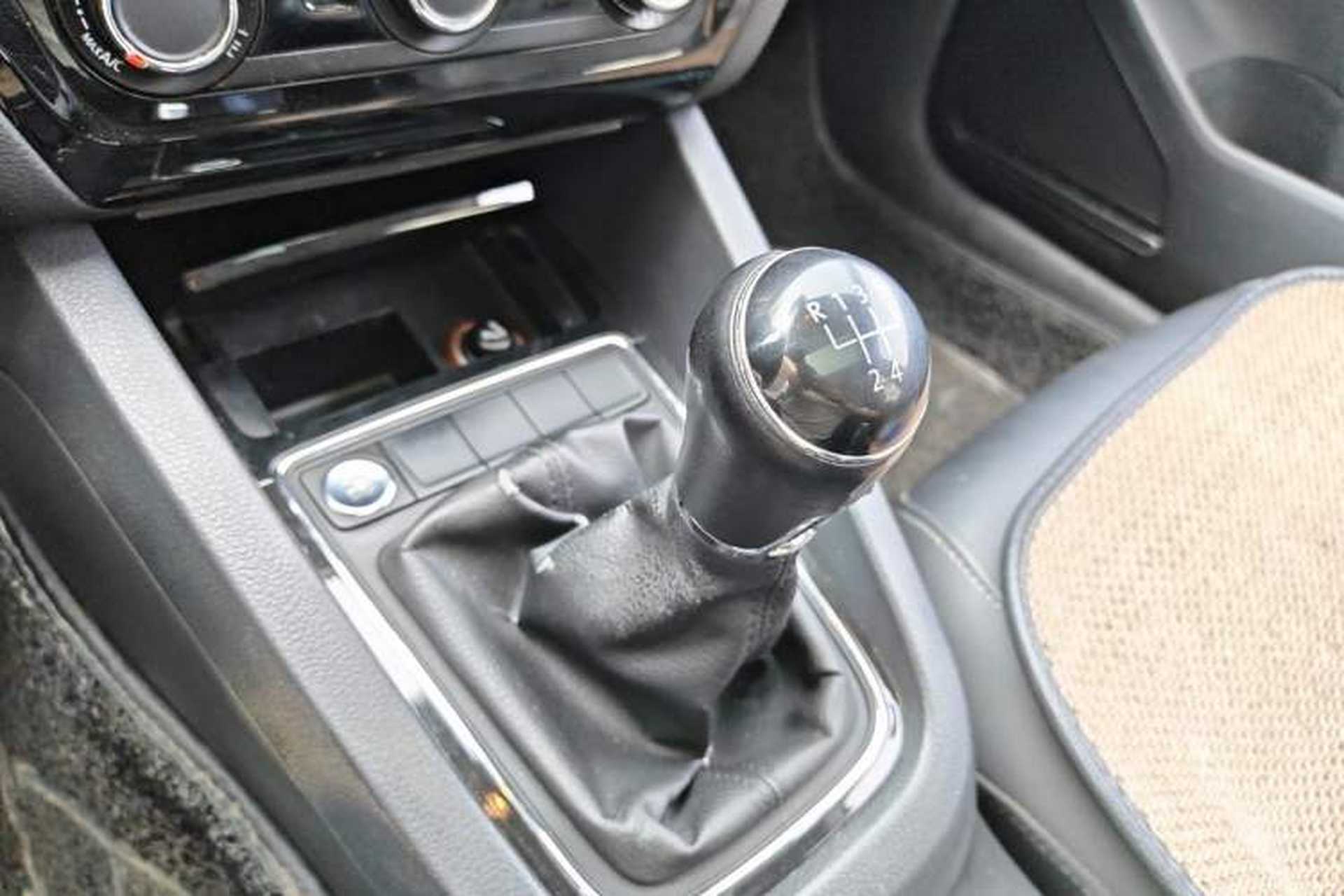 Used Volkswagen Sagitar 2017 1.6L Manual Comfort Model Gear Lever