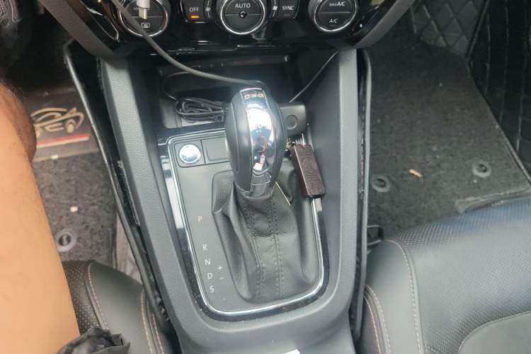 Used Volkswagen Sagitar 2017 230TSI Automatic Luxury Edition Gear Lever