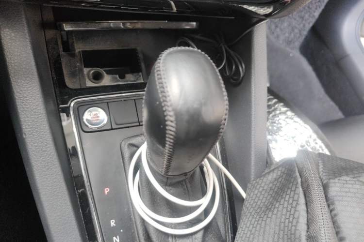 Used Volkswagen Sagitar 2017 1.6L Automatic Comfort Model Gear Lever