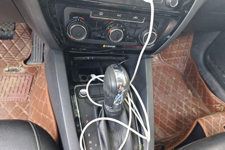 Used Volkswagen Sagitar 2017 1.6L Automatic Comfort Model Gear Lever