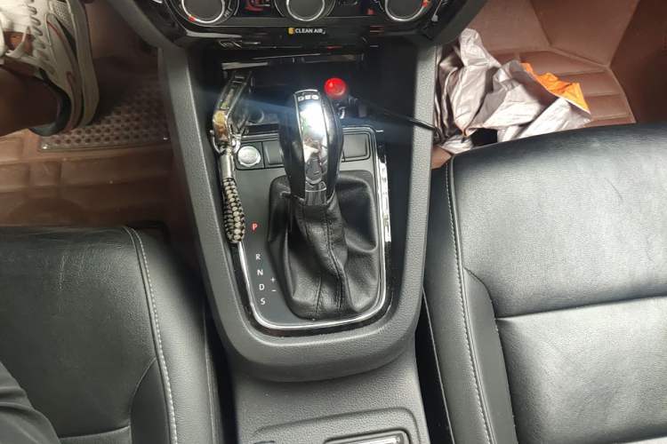 Used Volkswagen Sagitar 2017 230TSI Automatic Comfort Version Gear Lever