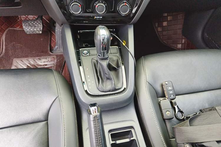 Used Volkswagen Sagitar 2017 230TSI Automatic Comfort Version Gear Lever