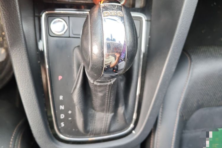 Used Volkswagen Sagitar 2017 230TSI Automatic Luxury Edition Gear Lever