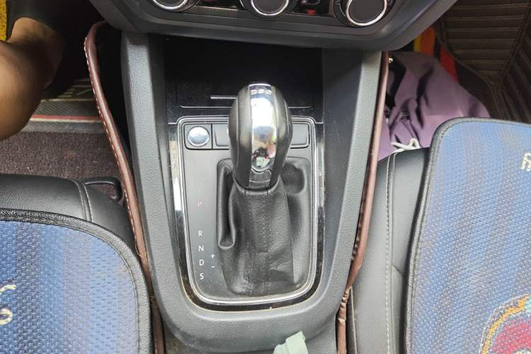 Used Volkswagen Sagitar 2017 230TSI Automatic Comfort Version Gear Lever