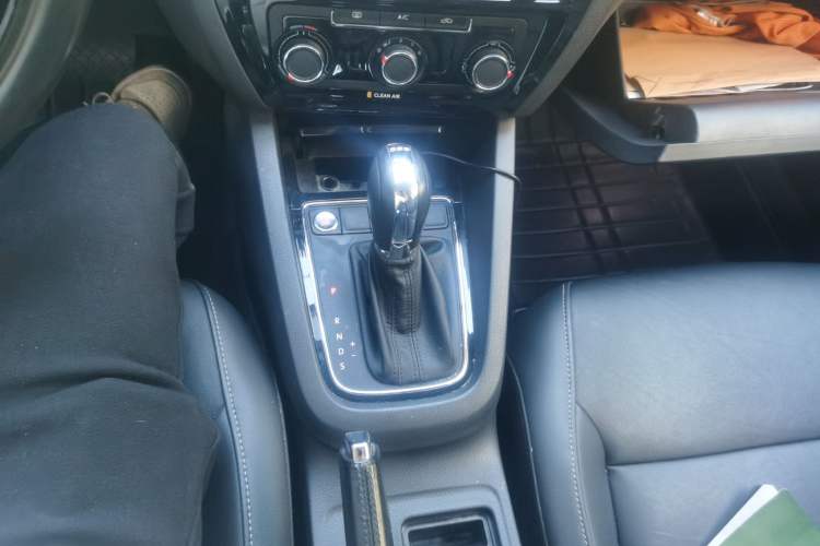 Used Volkswagen Sagitar 2017 230TSI Automatic Comfort Version Gear Lever