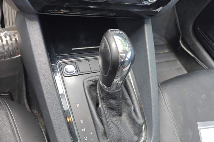 Used Volkswagen Sagitar 2017 230TSI Automatic Comfort Version Gear Lever