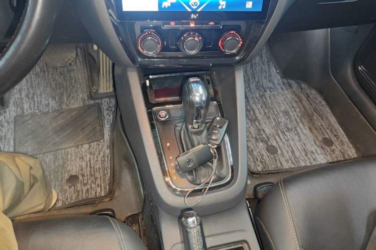 Used Volkswagen Sagitar 2017 230TSI Automatic Comfort Version Gear Lever