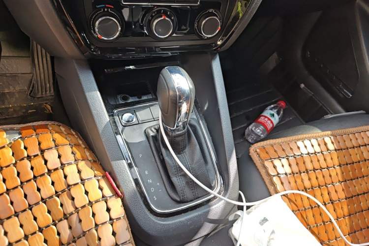 Used Volkswagen Sagitar 2017 1.6L Automatic Comfort Model Gear Lever