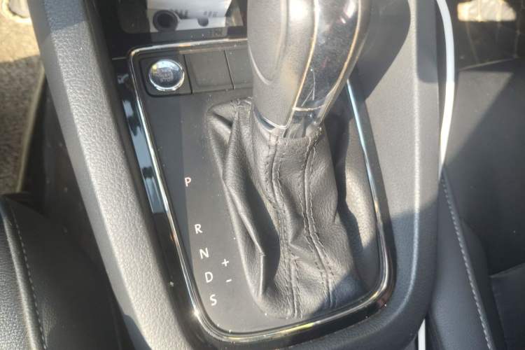 Used Volkswagen Sagitar 2017 230TSI Automatic Comfort Version Gear Lever