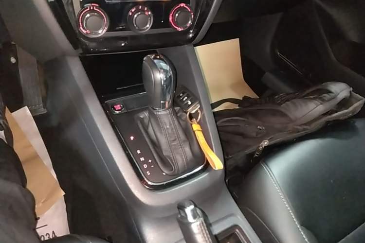 Used Volkswagen Sagitar 2017 1.6L Automatic Comfort Model Gear Lever