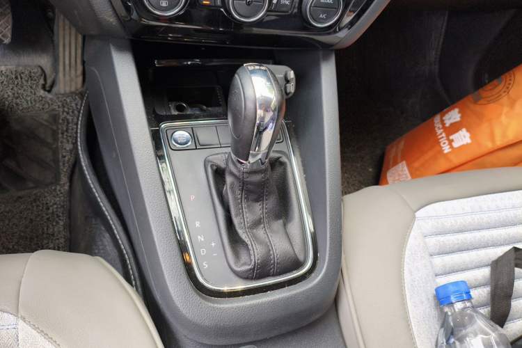 Used Volkswagen Sagitar 2017 230TSI Automatic Luxury Edition Gear Lever