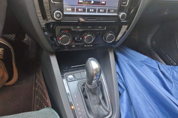 Used Volkswagen Sagitar 2017 1.6L Automatic Comfort Model Gear Lever