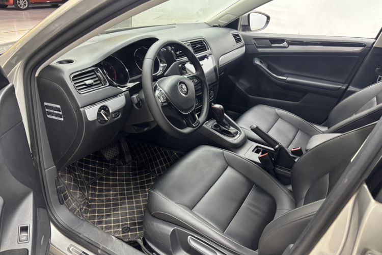Used Volkswagen Sagitar 2017 230TSI Automatic Comfort Version Interior 2