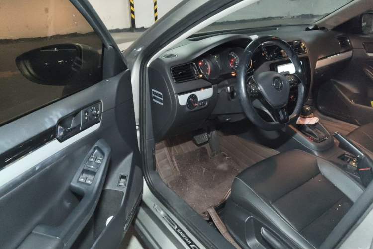 Used Volkswagen Sagitar 2017 230TSI Automatic Comfort Version Interior 3