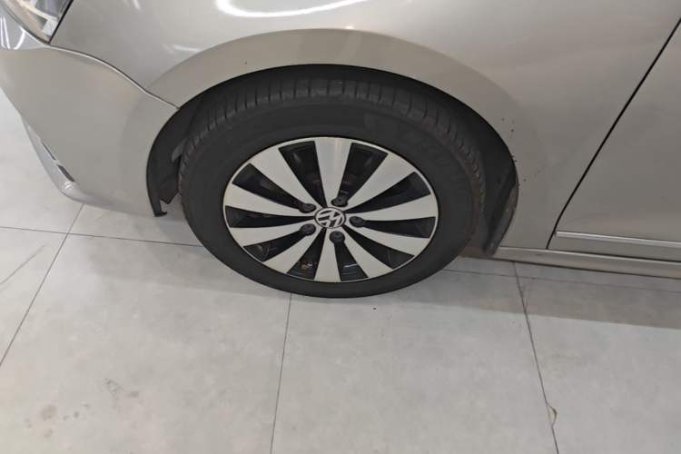 Used Volkswagen Sagitar 2017 230TSI Automatic Comfort Version Left Front Wheel Hub