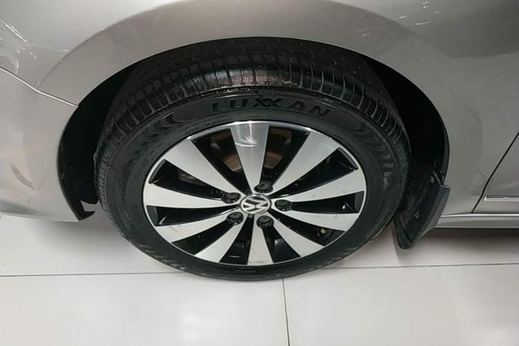 Used Volkswagen Sagitar 2017 1.6L Automatic Comfort Model Left Front Wheel Hub