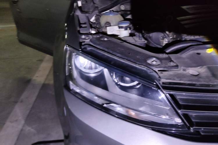 Used Volkswagen Sagitar 2017 1.6L Manual Comfort Model Right Front Headlight