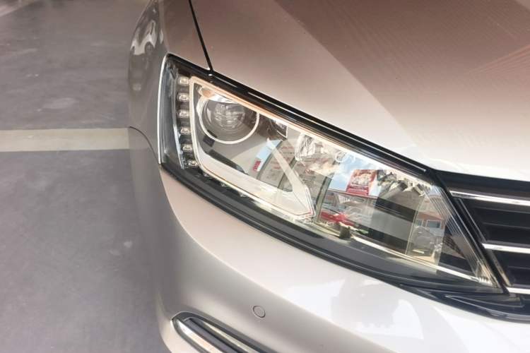 Used Volkswagen Sagitar 2017 230TSI Automatic Luxury Edition Right Front Headlight