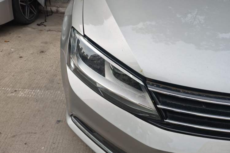 Used Volkswagen Sagitar 2017 230TSI Automatic Comfort Version Right Front Headlight