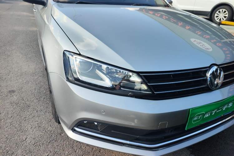 Used Volkswagen Sagitar 2017 230TSI Automatic Luxury Edition Right Front Headlight
