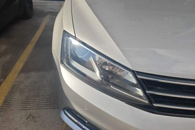 Used Volkswagen Sagitar 2017 230TSI Automatic Luxury Edition Right Front Headlight