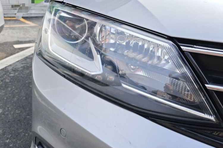 Used Volkswagen Sagitar 2017 230TSI Automatic Luxury Edition Right Front Headlight