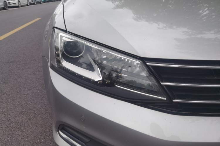 Used Volkswagen Sagitar 2017 230TSI Automatic Luxury Edition Right Front Headlight