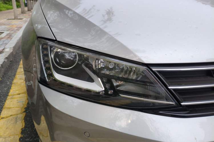 Used Volkswagen Sagitar 2017 230TSI Automatic Luxury Edition Right Front Headlight