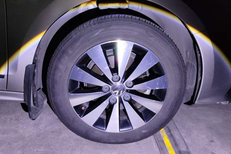 Used Volkswagen Sagitar 2017 1.6L Manual Comfort Model Right Front Wheel Hub