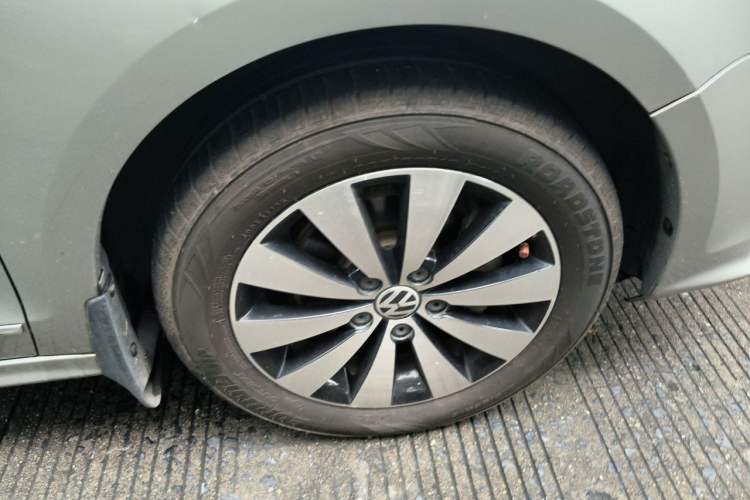 Used Volkswagen Sagitar 2017 230TSI Automatic Comfort Version Right Front Wheel Hub
